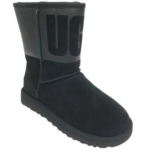 UGG‎ Classic Short Rubber Logo Boot Sz 7